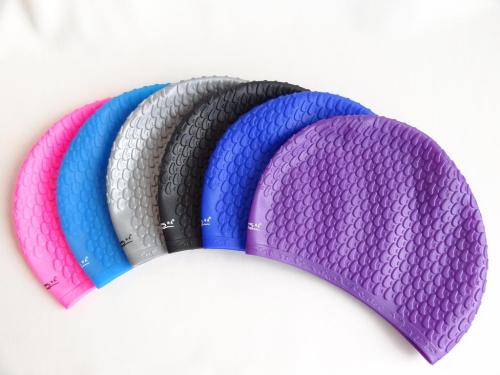 游泳戴硅膠的好還是布的好，硅膠泳帽和布泳帽哪個更舒服？